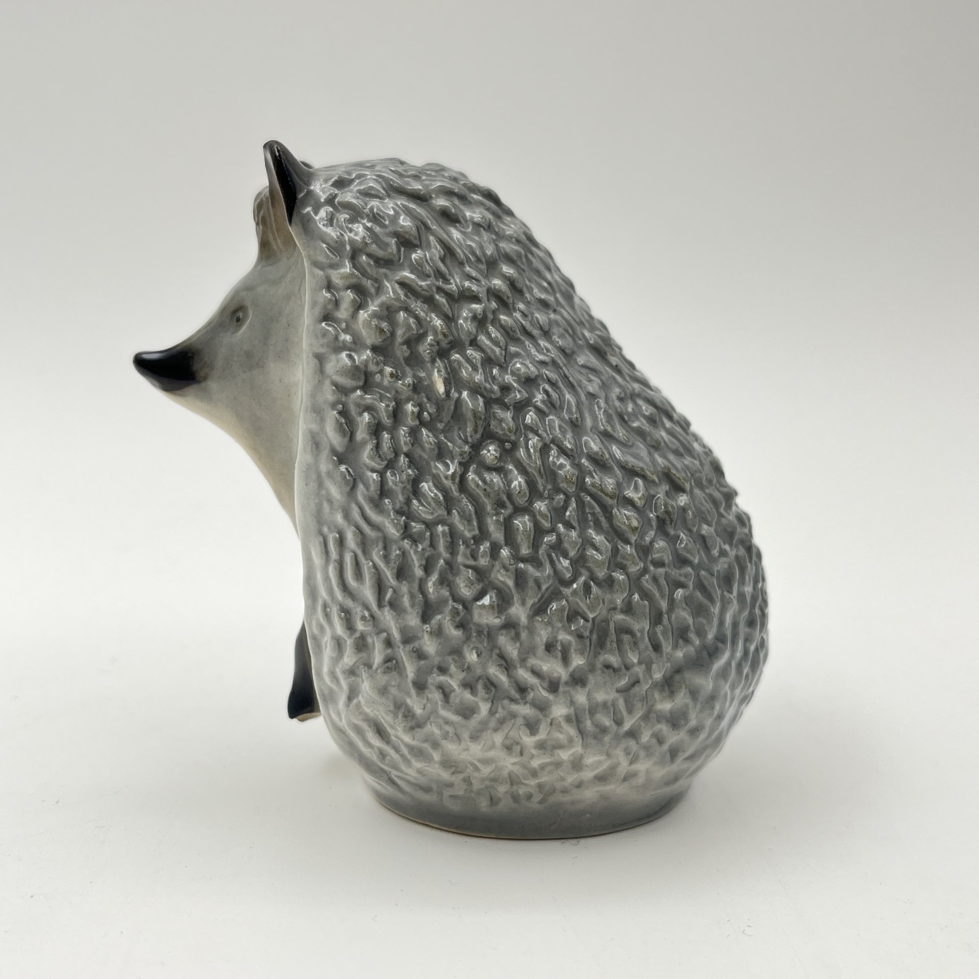 Статуэтка "Ёжик", скульптор В.А. Карзов, фарфор, роспись, Ленинградский фарфоровый завод (ЛФЗ), СССР, 1970-1990 гг.