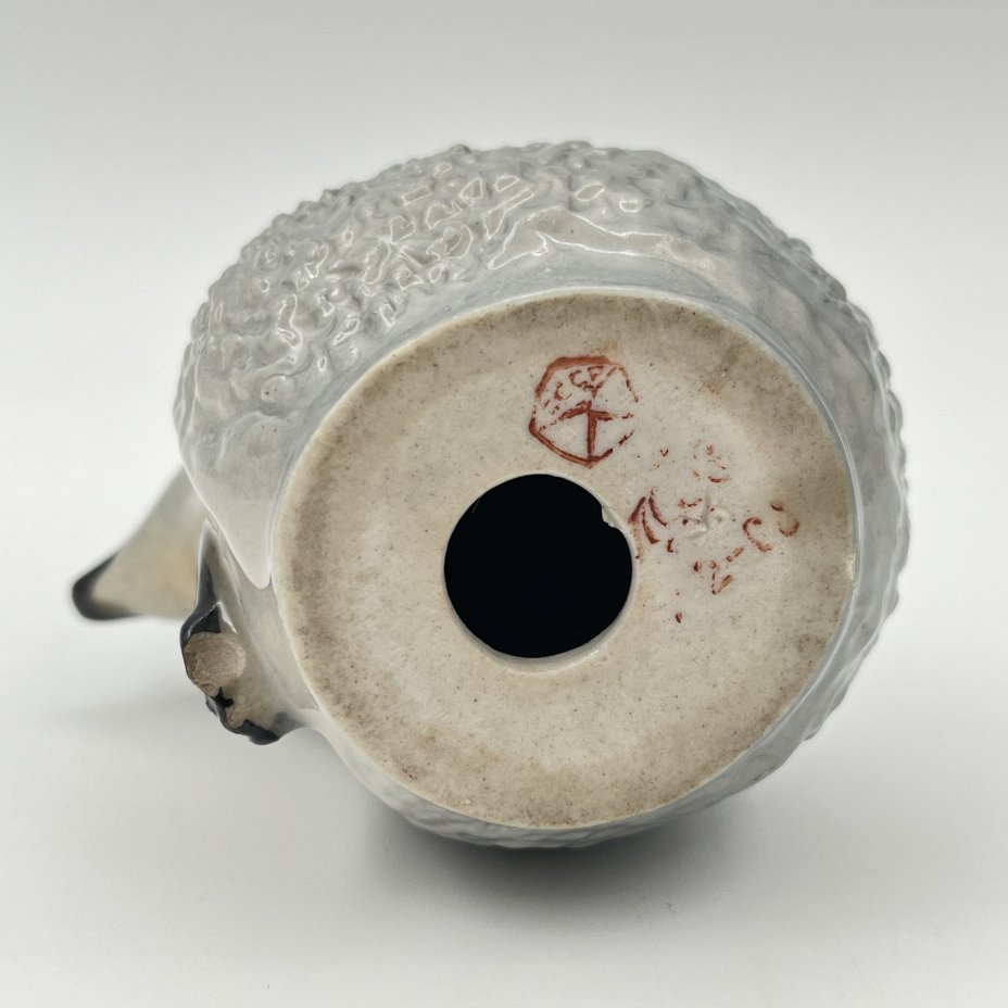 Статуэтка "Ёжик", скульптор В.А. Карзов, фарфор, роспись, Ленинградский фарфоровый завод (ЛФЗ), СССР, 1970-1990 гг.