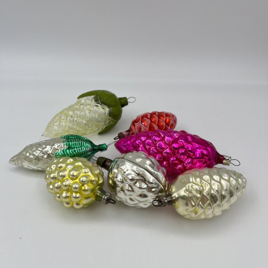 Набор елочных игрушек в виде шишек, стекло, краска, металл, СССР, 1950-1980 гг.