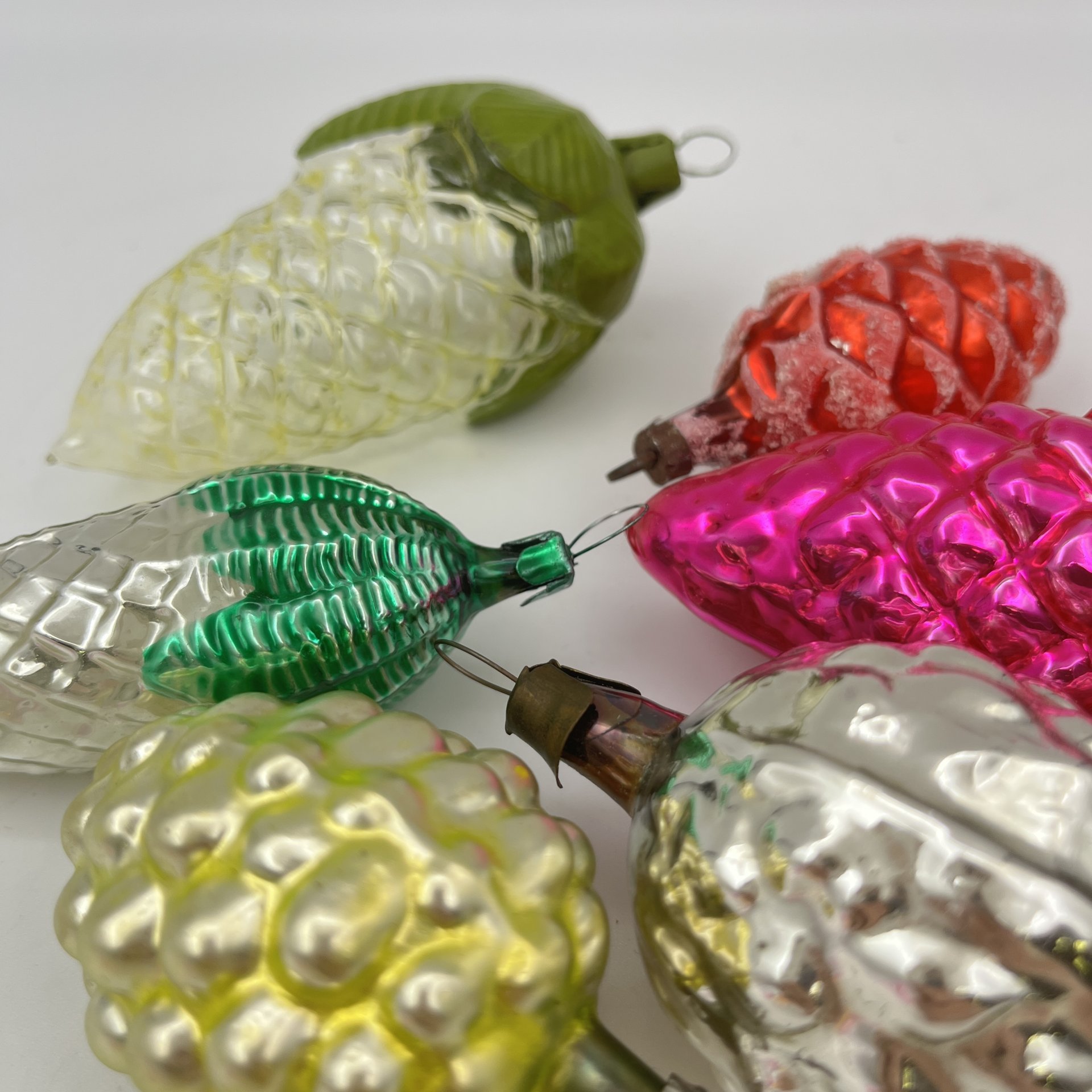 Набор елочных игрушек в виде шишек, стекло, краска, металл, СССР, 1950-1980 гг.