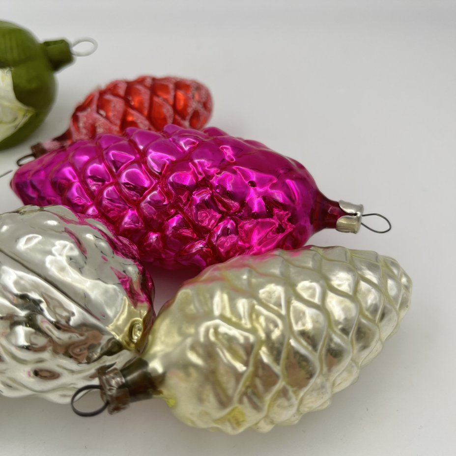 Набор елочных игрушек в виде шишек