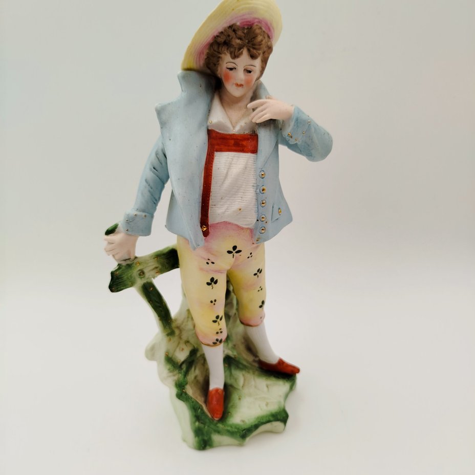 Статуэтка "Юноша у изгороди", фарфор, роспись, Западная Европа, 1920-1940 гг.