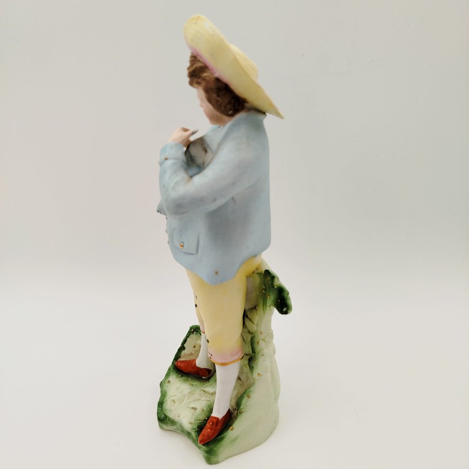 Статуэтка "Юноша у изгороди"