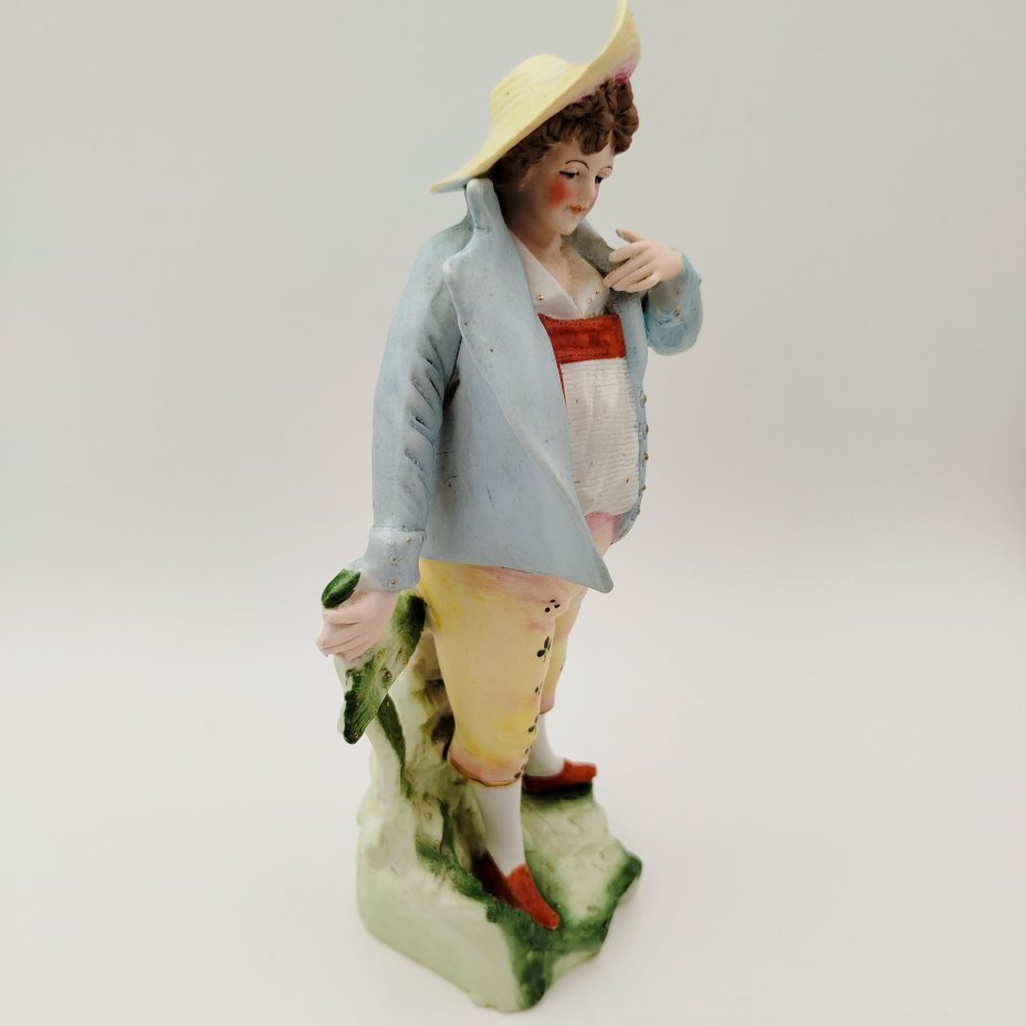 Статуэтка "Юноша у изгороди"