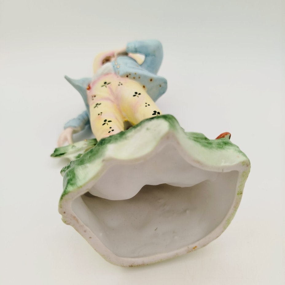 Статуэтка "Юноша у изгороди"