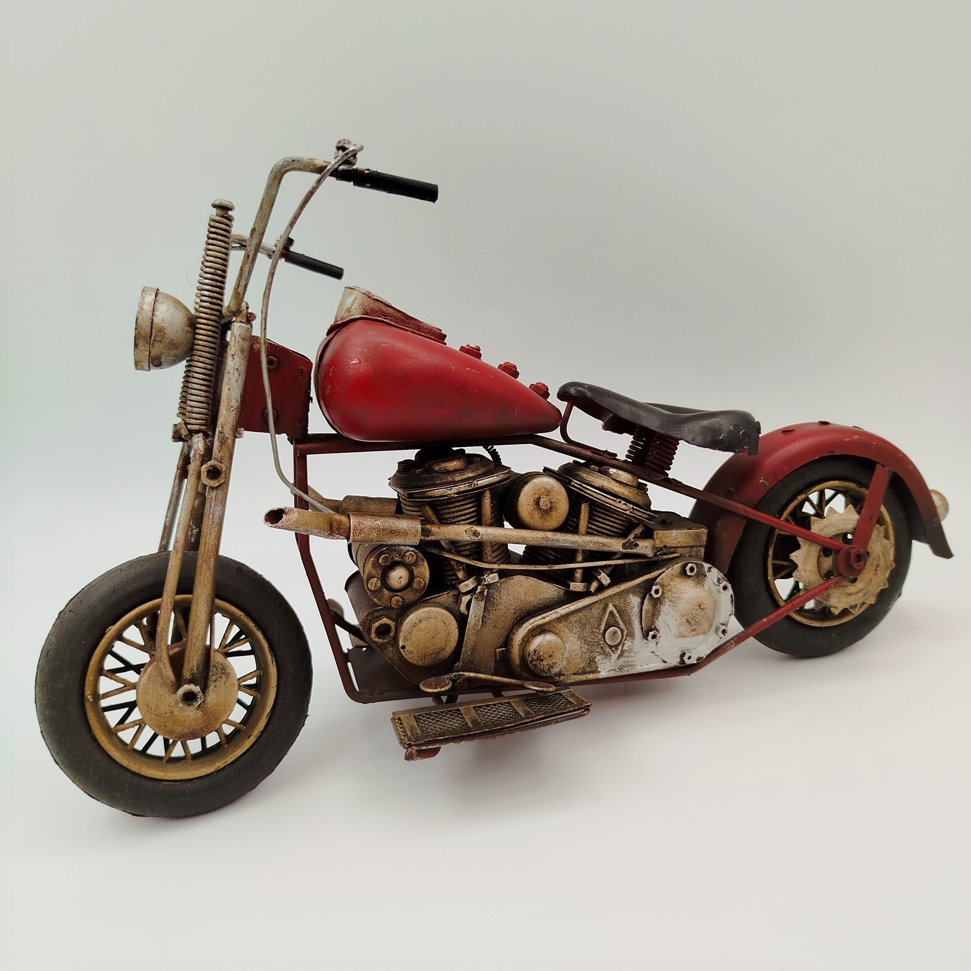 Модель мотоцикла бордового оттенка в стиле ретро