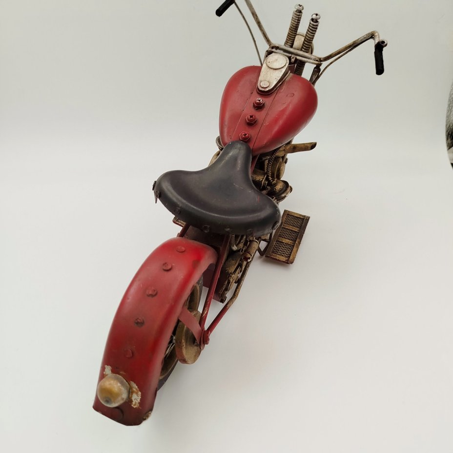 Модель мотоцикла бордового оттенка в стиле ретро