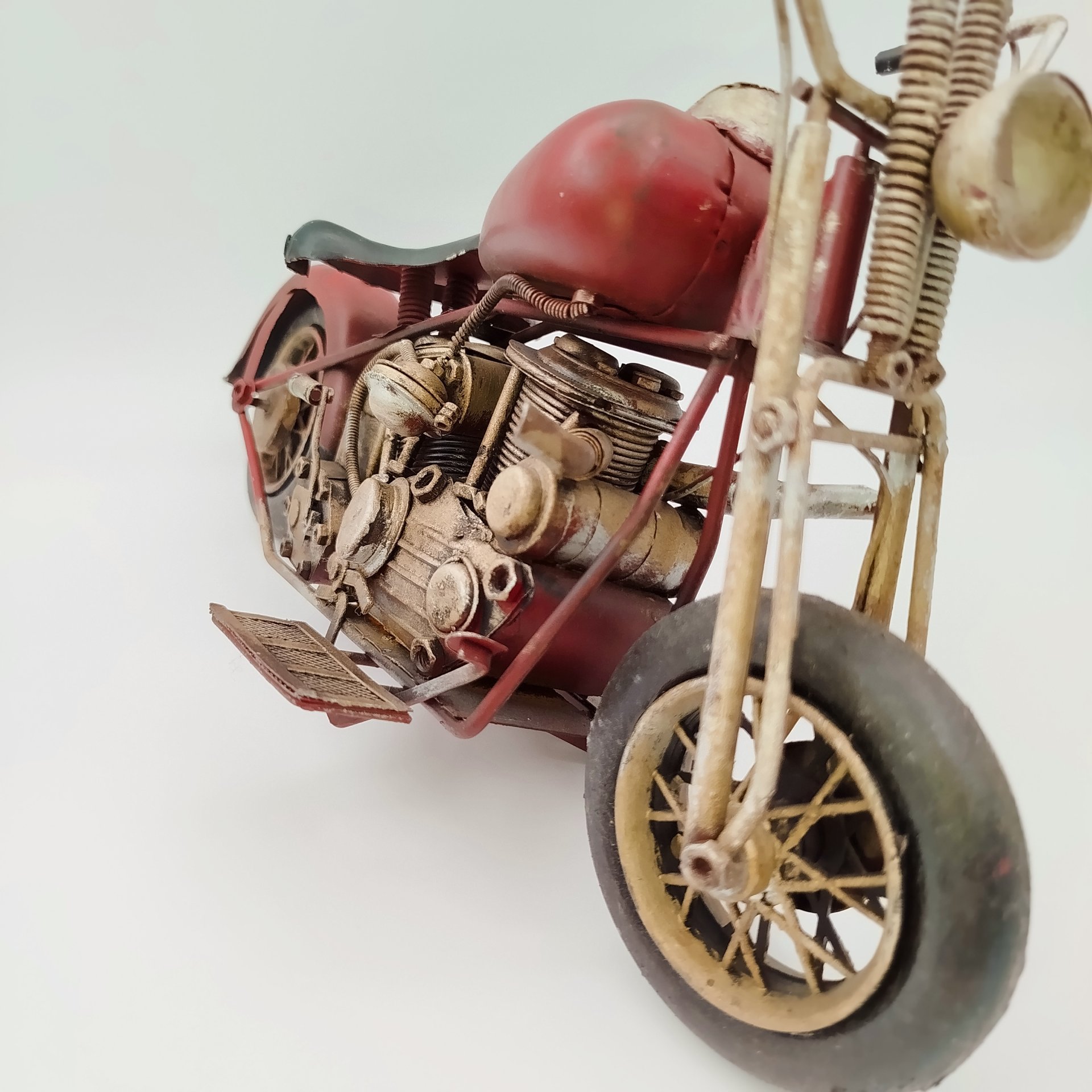 Модель мотоцикла бордового оттенка в стиле ретро