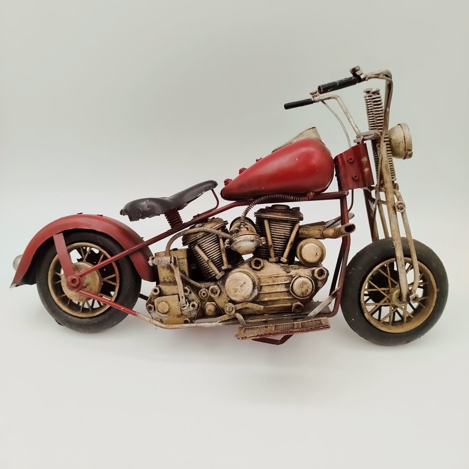 Модель мотоцикла бордового оттенка в стиле ретро