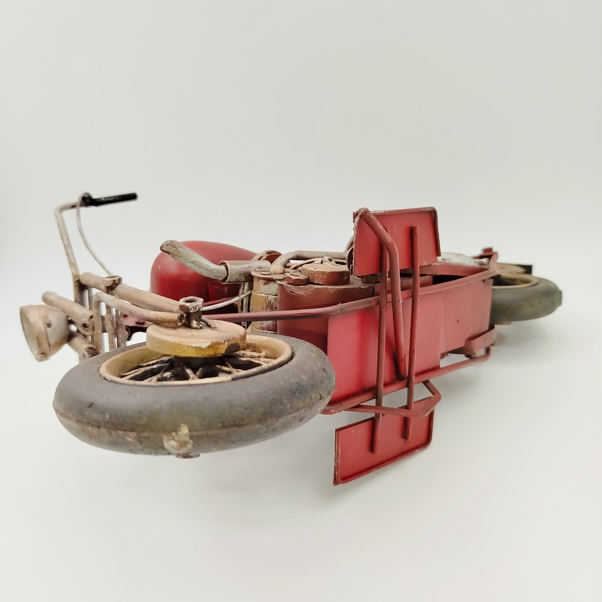 Модель мотоцикла бордового оттенка в стиле ретро