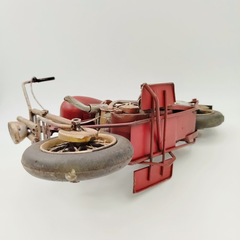 Модель мотоцикла бордового оттенка в стиле ретро