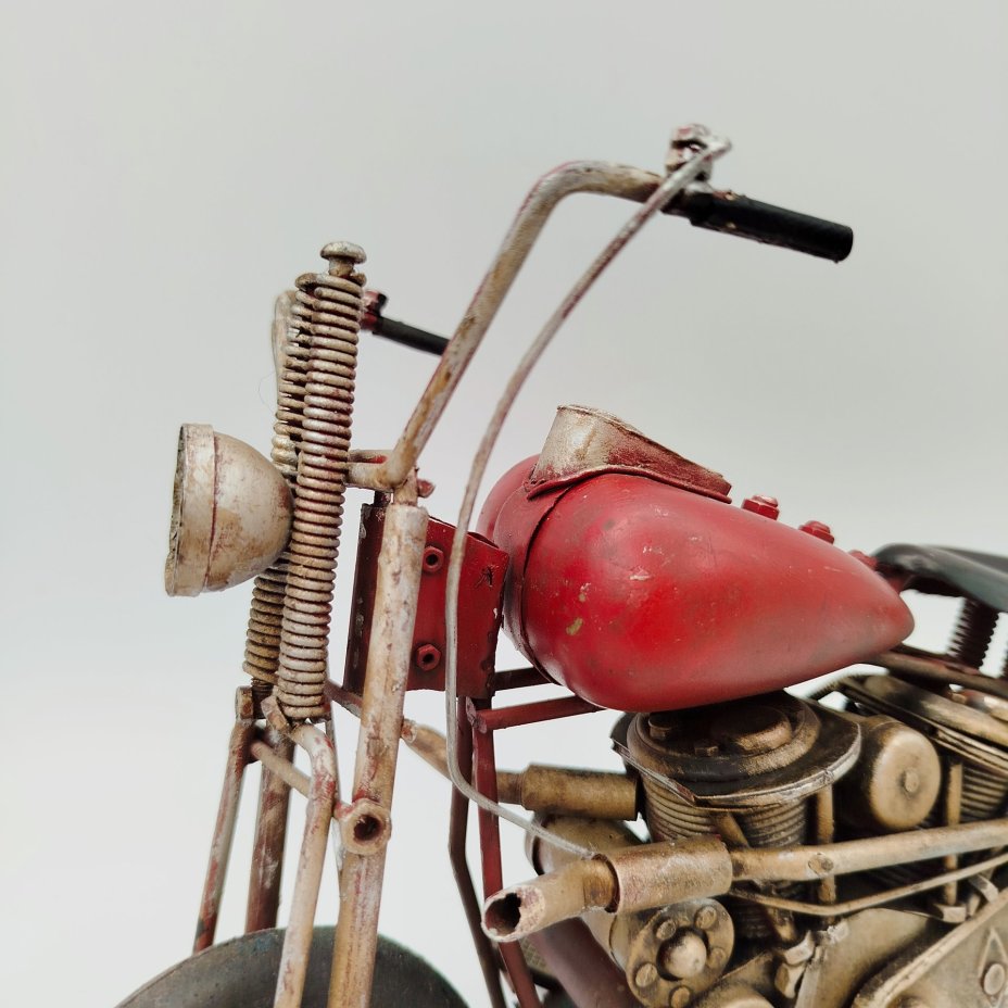 Модель мотоцикла бордового оттенка в стиле ретро