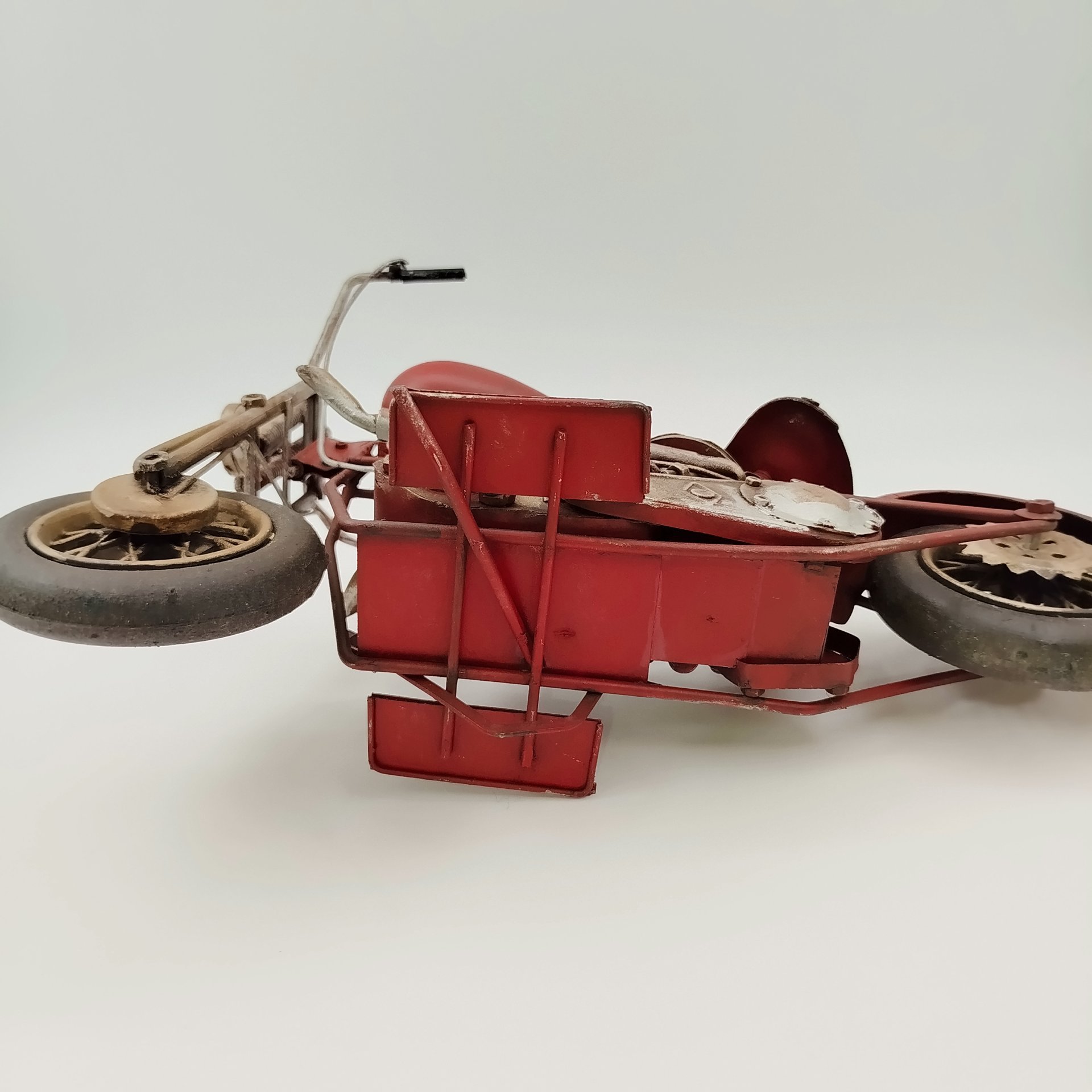 Модель мотоцикла бордового оттенка в стиле ретро