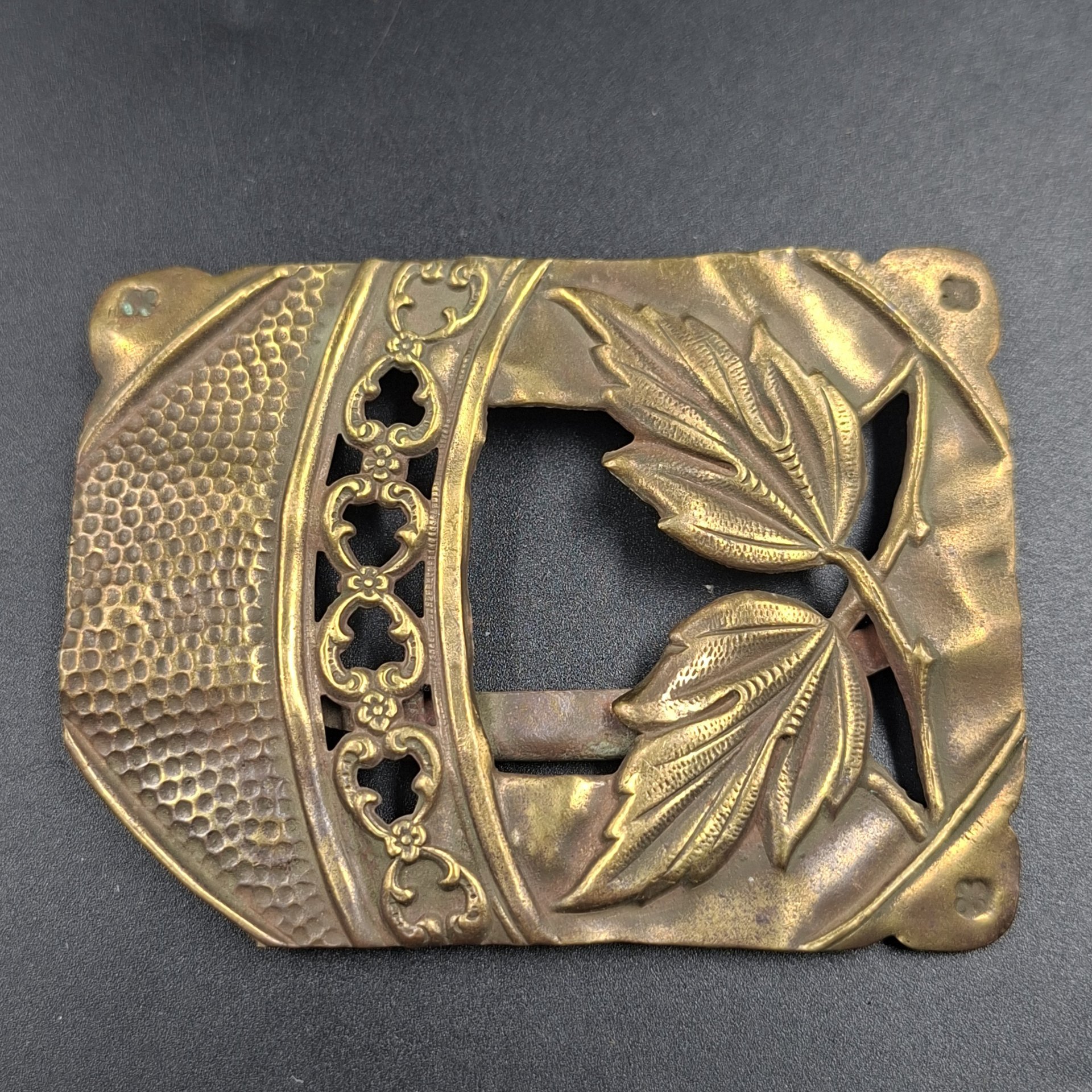 Пряжка женская поясная прямоугольной формы с декором в виде листьев
