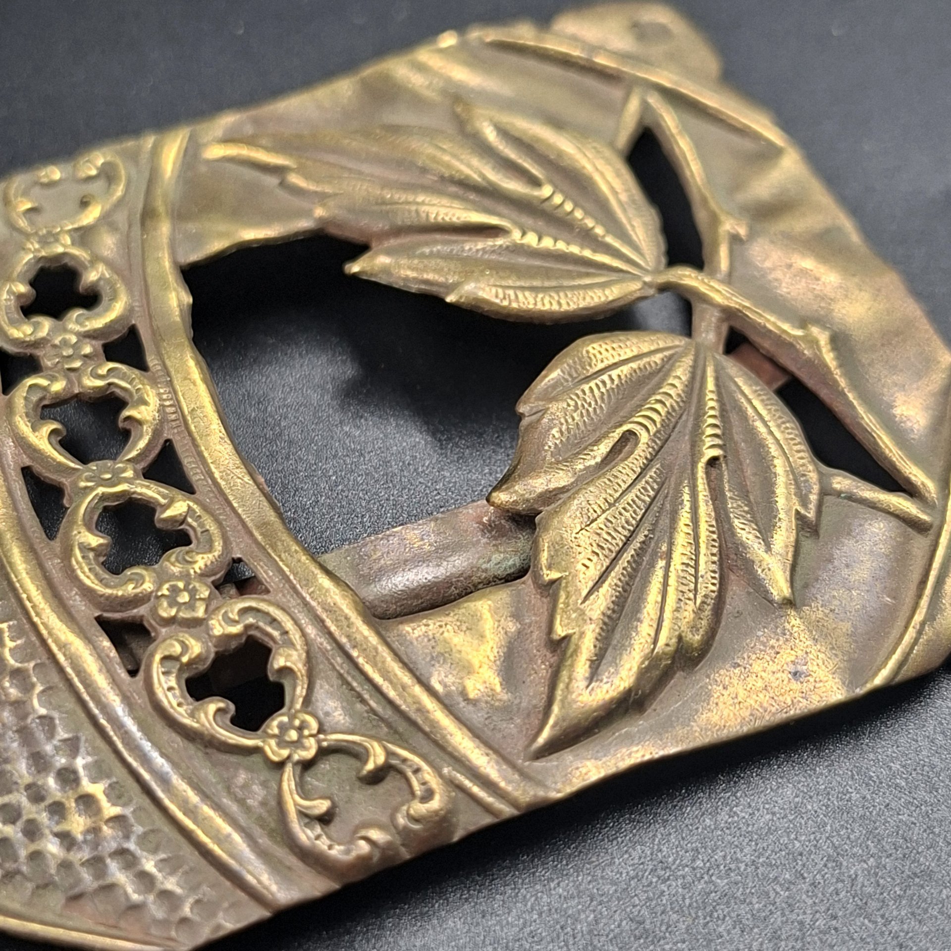 Пряжка женская поясная прямоугольной формы с декором в виде листьев