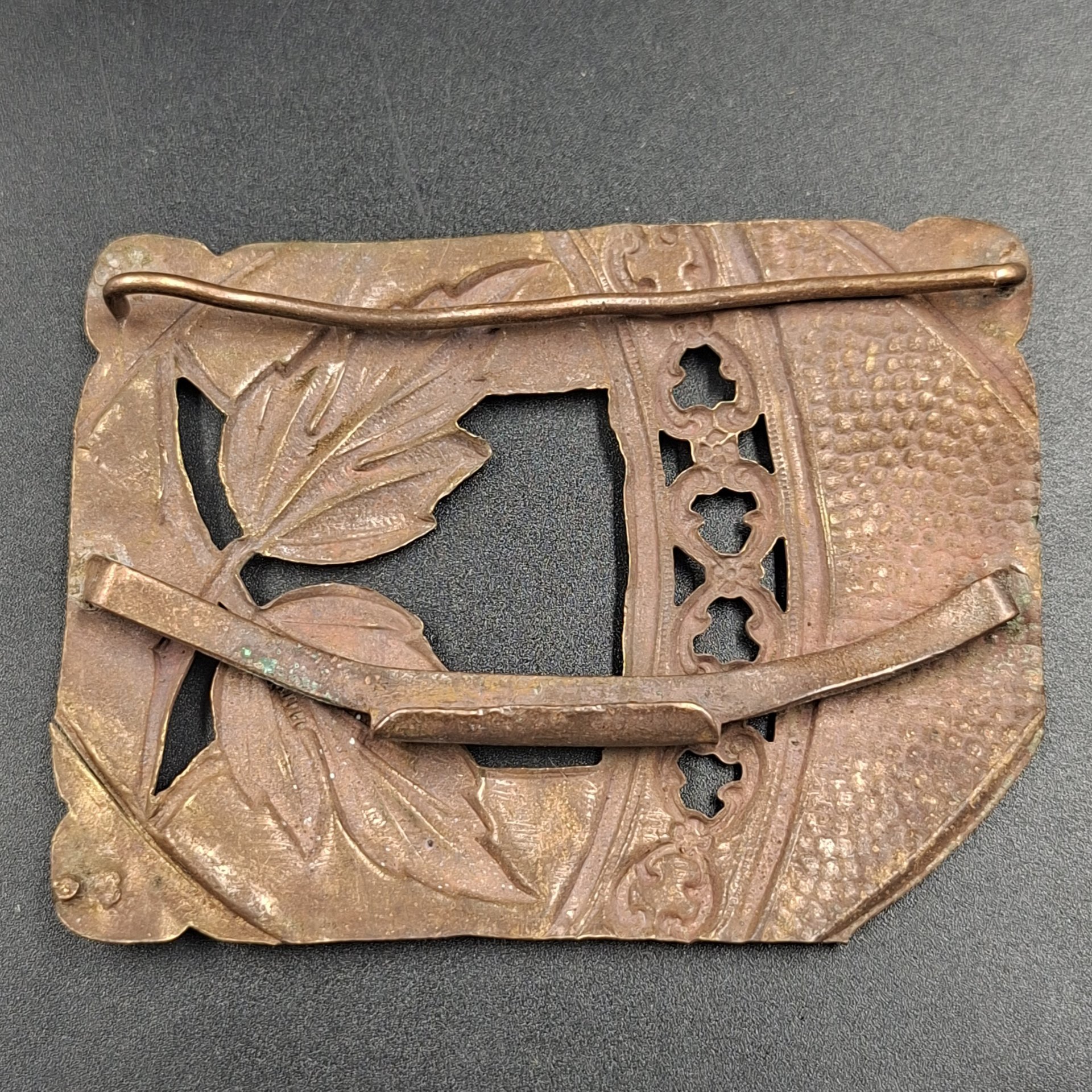 Пряжка женская поясная прямоугольной формы с декором в виде листьев