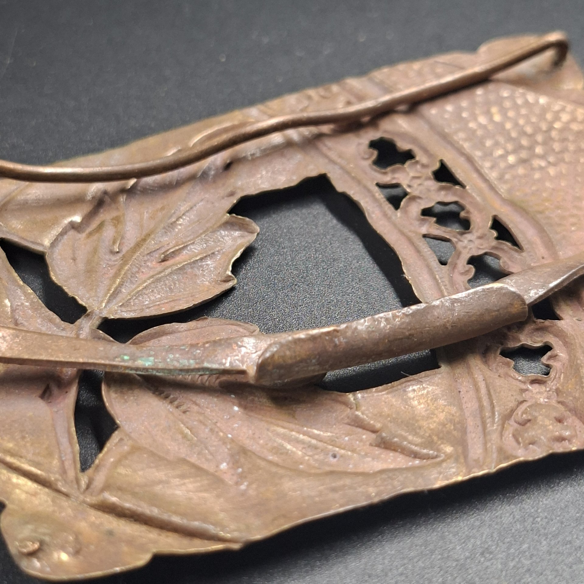 Пряжка женская поясная прямоугольной формы с декором в виде листьев