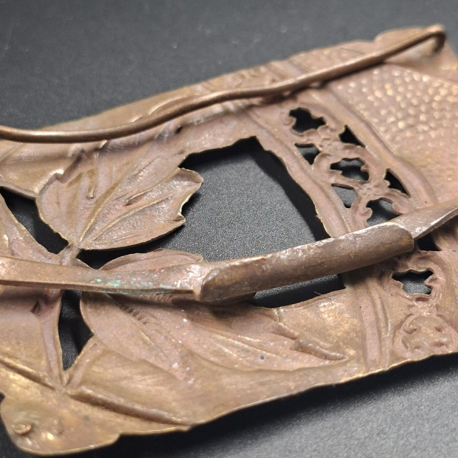 Пряжка женская поясная прямоугольной формы с декором в виде листьев