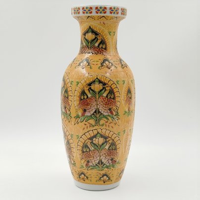 Ваза в стилистике "сацума" с изображением журавлей на желтом рельефном фоне, фарфор, деколь, Китай, 1970-2000 гг.