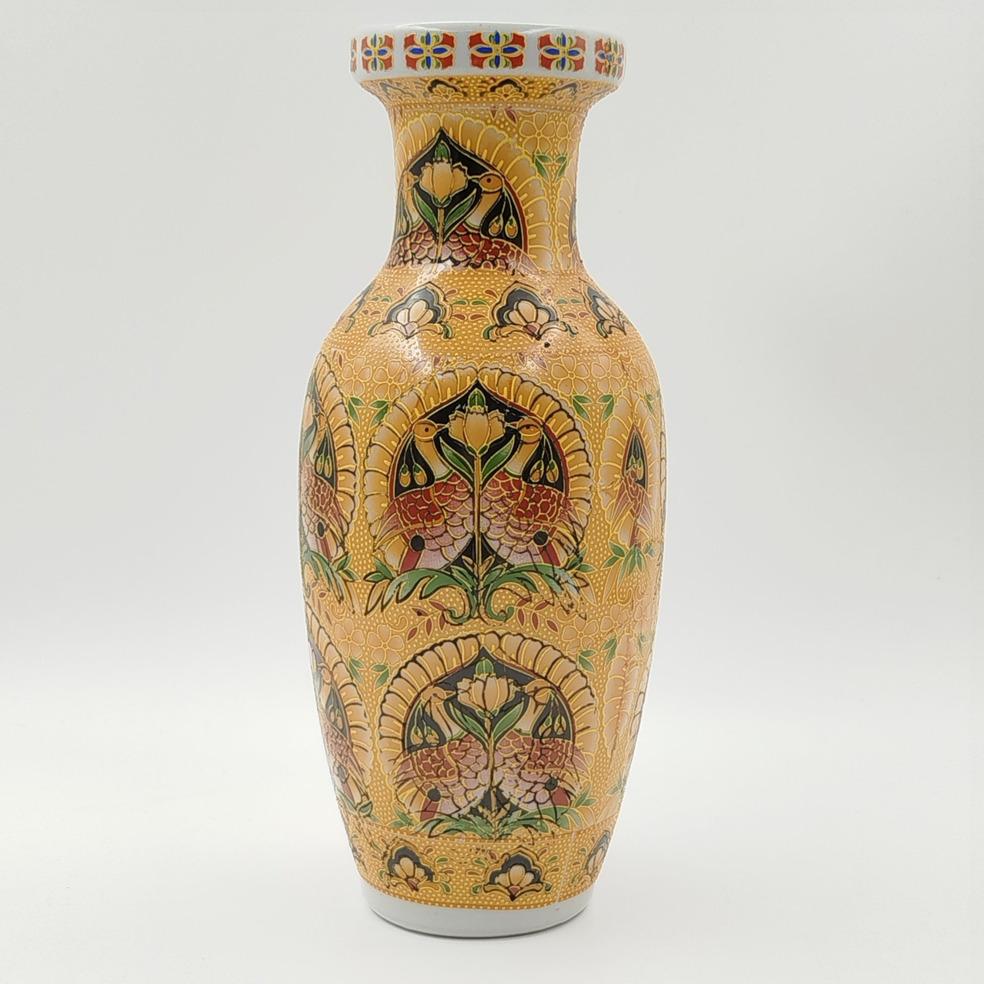 Ваза в стилистике "сацума" с изображением журавлей на желтом рельефном фоне, фарфор, деколь, Китай, 1970-2000 гг.