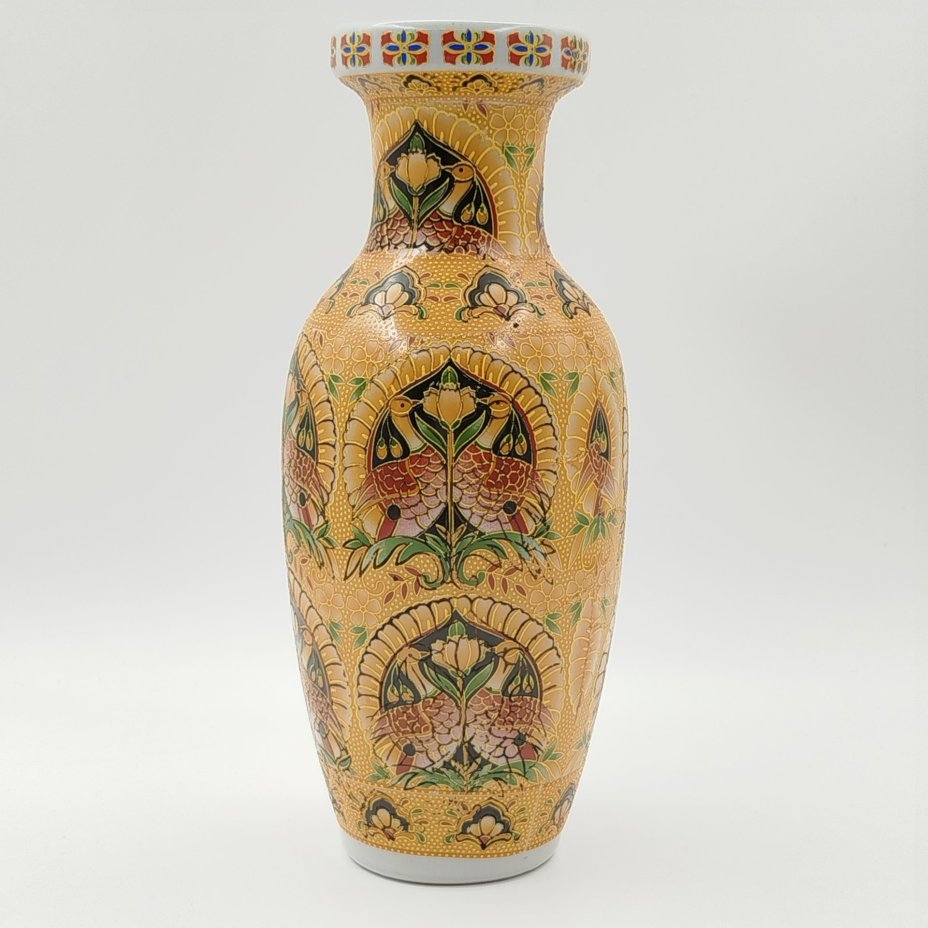 Ваза в стилистике "сацума" с изображением журавлей на желтом рельефном фоне, фарфор, деколь, Китай, 1970-2000 гг.