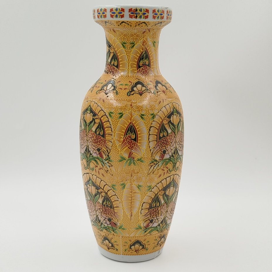 Ваза в стилистике "сацума" с изображением журавлей на желтом рельефном фоне, фарфор, деколь, Китай, 1970-2000 гг.