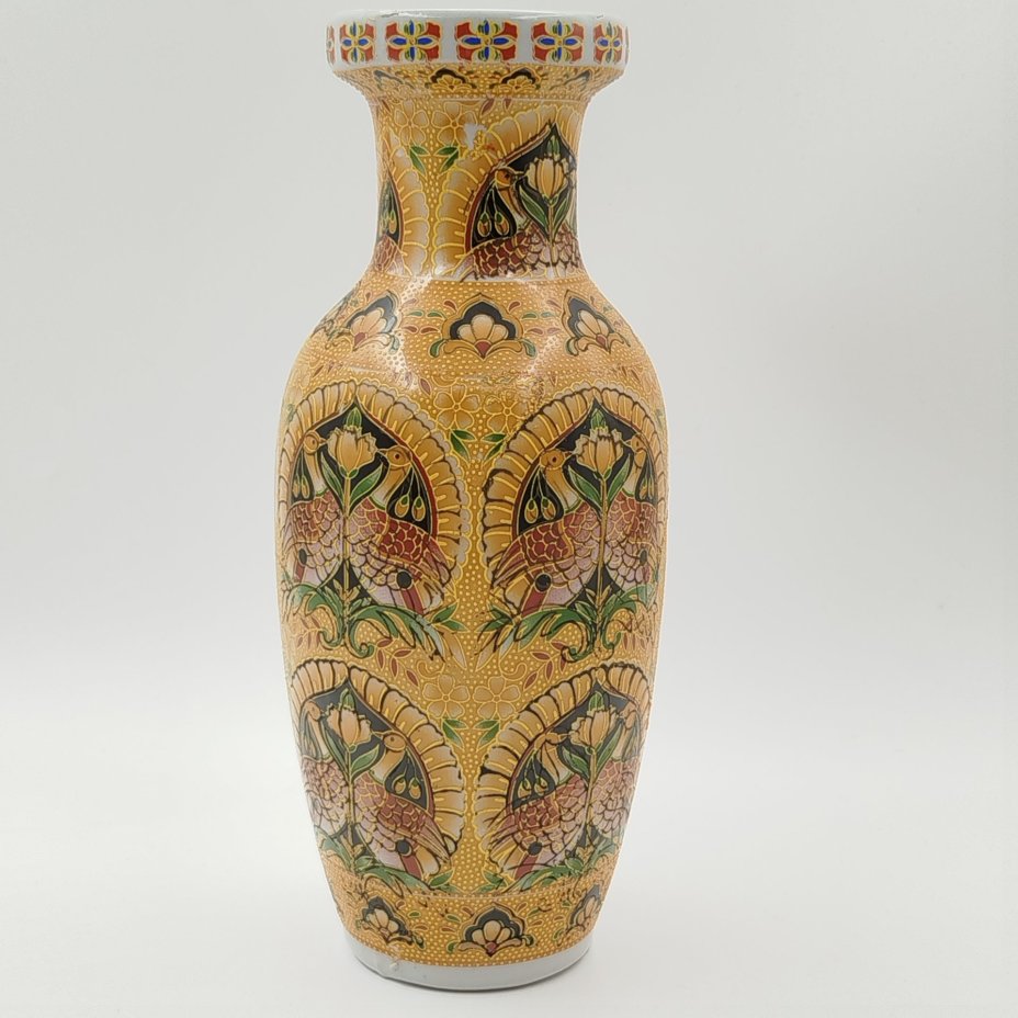 Ваза в стилистике "сацума" с изображением журавлей на желтом рельефном фоне, фарфор, деколь, Китай, 1970-2000 гг.