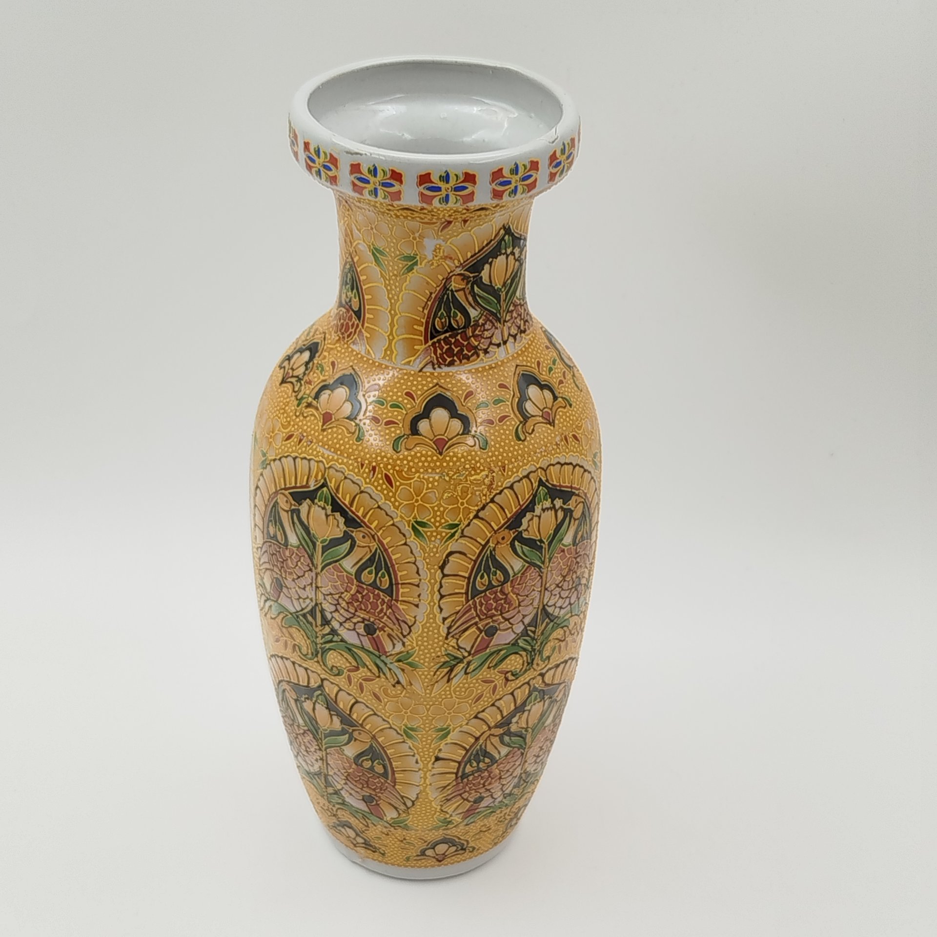 Ваза в стилистике "сацума" с изображением журавлей на желтом рельефном фоне, фарфор, деколь, Китай, 1970-2000 гг.