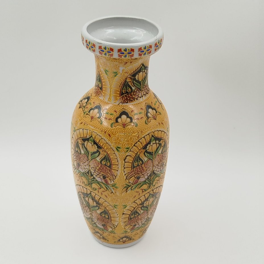 Ваза в стилистике "сацума" с изображением журавлей на желтом рельефном фоне, фарфор, деколь, Китай, 1970-2000 гг.