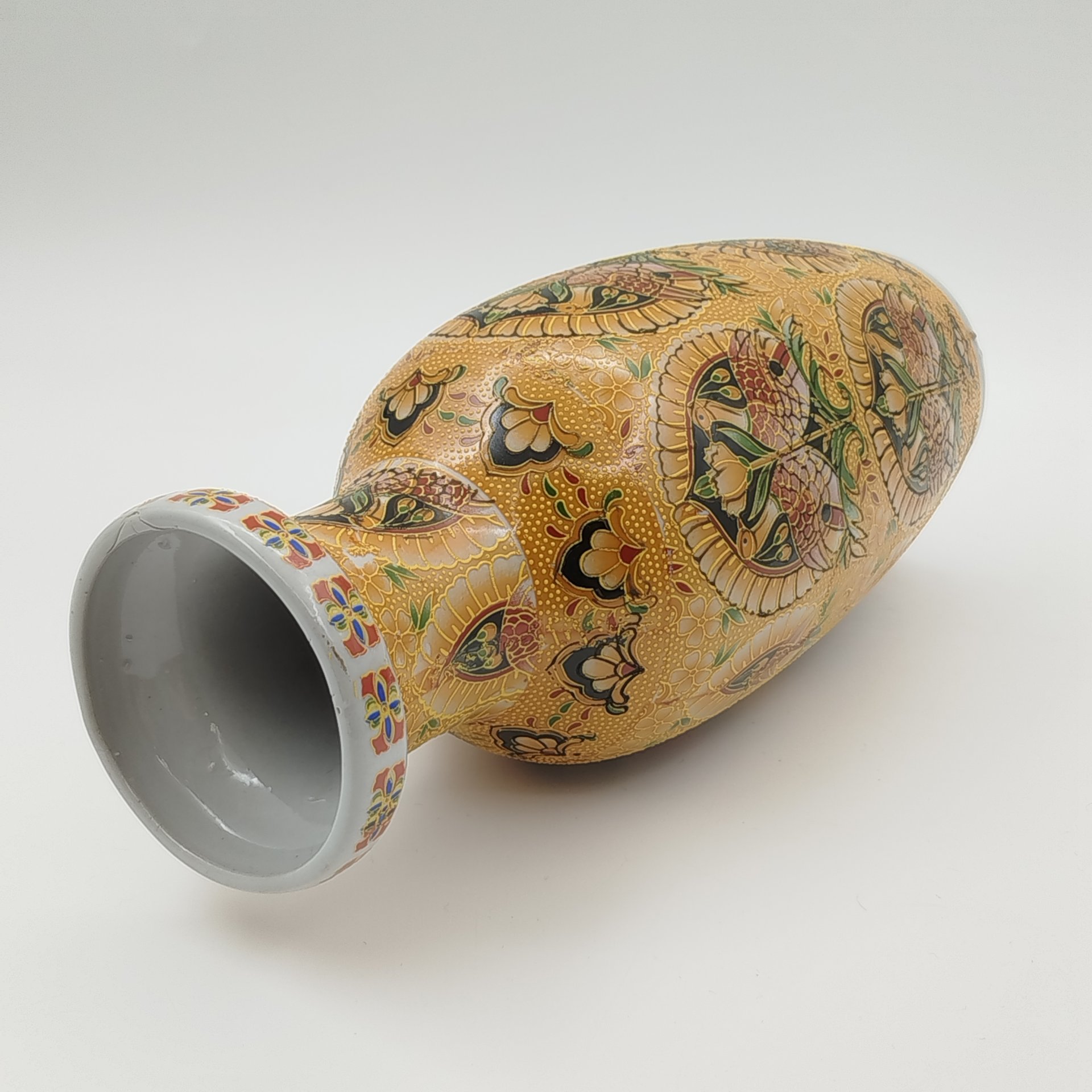 Ваза в стилистике "сацума" с изображением журавлей на желтом рельефном фоне, фарфор, деколь, Китай, 1970-2000 гг.