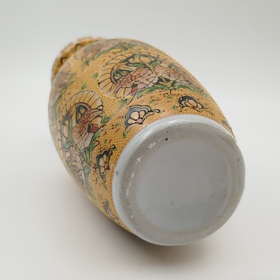 Ваза в стилистике "сацума" с изображением журавлей на желтом рельефном фоне, фарфор, деколь, Китай, 1970-2000 гг.