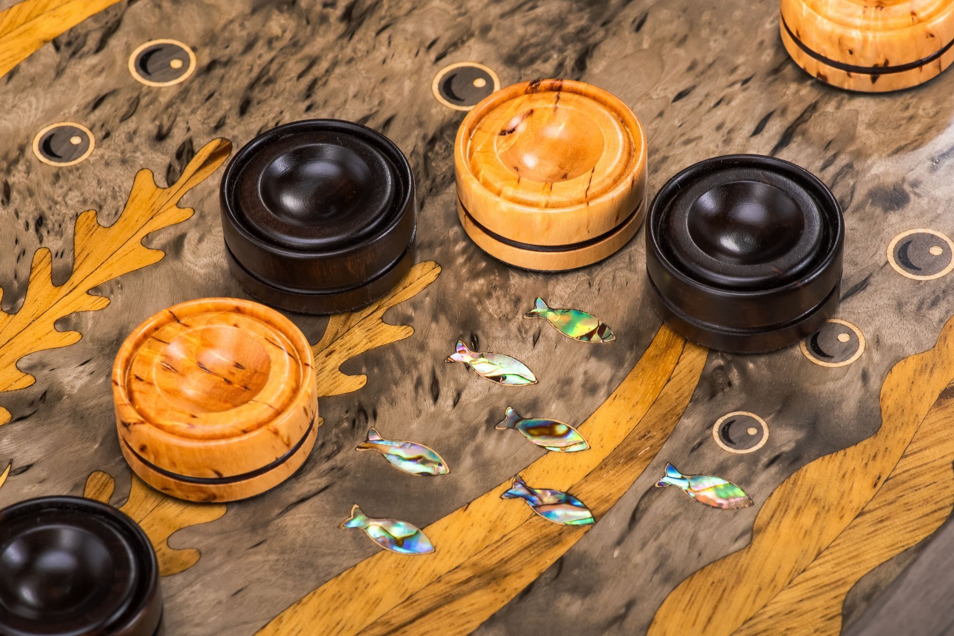 Нарды "Щука" (Рыбалка), дерево, карельская береза, морение, шлифовка, лак, инкрустация, перламутр, Российская Федерация, 2025 г.