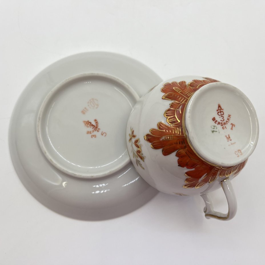 Чайная пара "Барбарис", автор Е. П. Смирнов, фарфор, роспись, золочение, Дмитровский фарфоровый завод (ДФЗ Вербилки), СССР, 1954-1965 гг.
