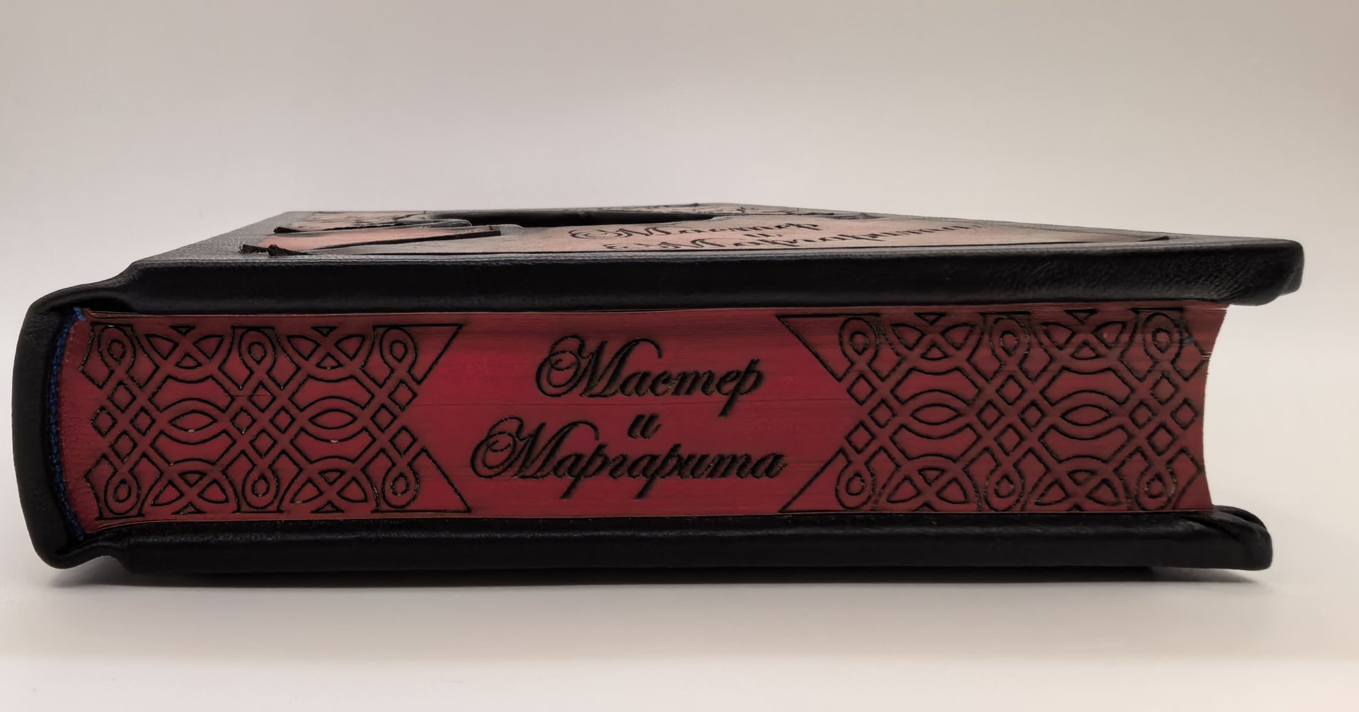 Книга М. А. Булгаков "Мастер и Маргарита" подарочное издание, кожаный переплет, авторская ручная работа, обрезной декор