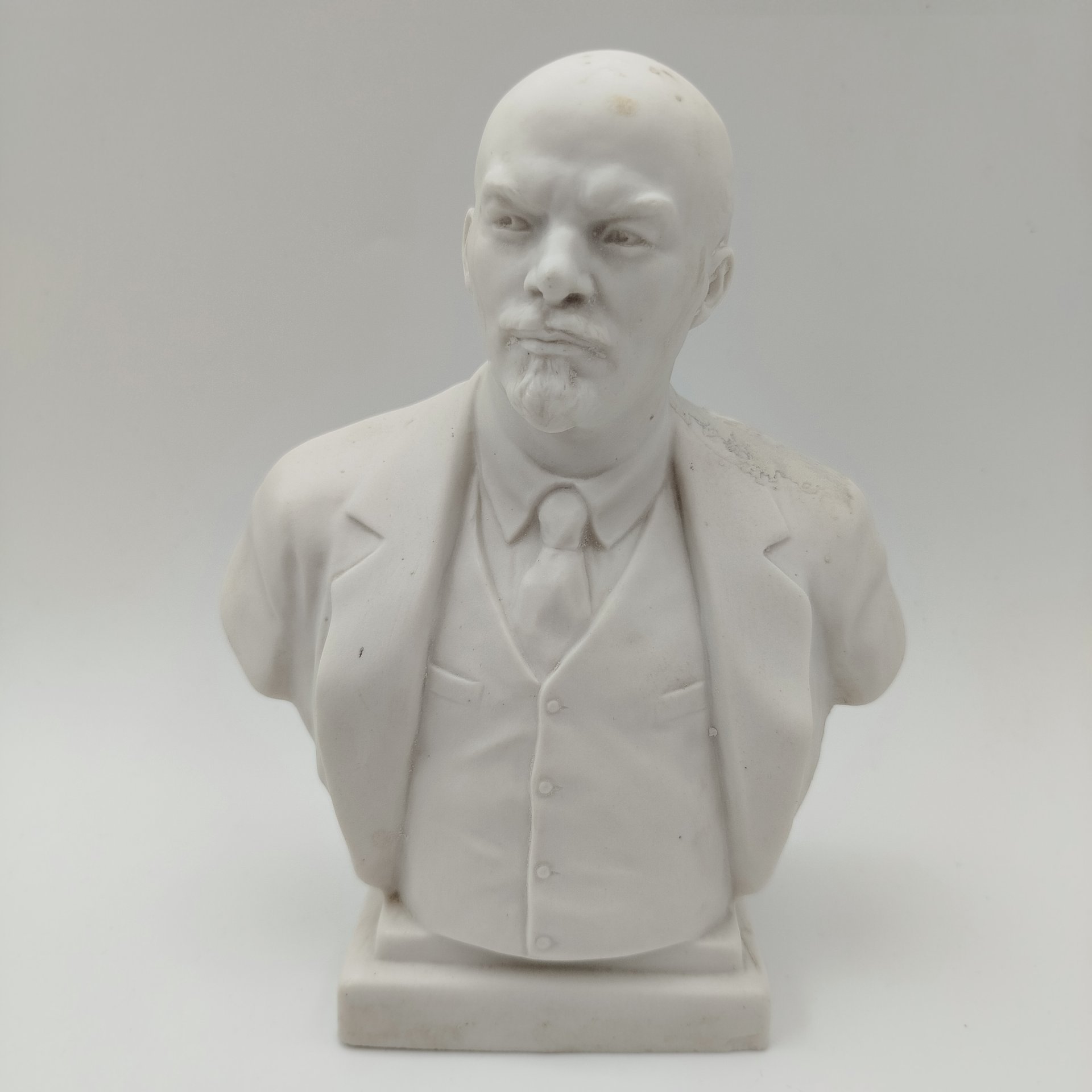 Бюст "Владимир Ильич Ленин", скульпторы Боголюбов В.Я., Ингал В.И., бисквит, Ленинградский фарфоровый завод (ЛФЗ), СССР, 1960-1970 гг.