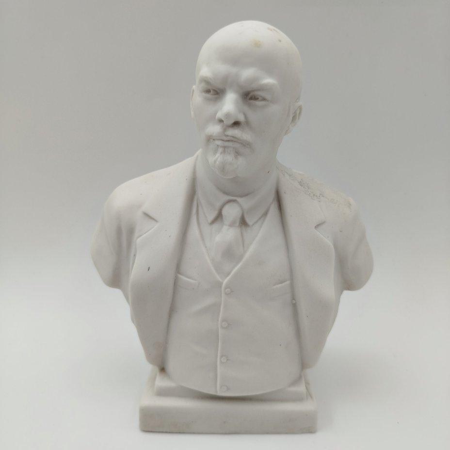 Бюст "Владимир Ильич Ленин", скульпторы Боголюбов В.Я., Ингал В.И., бисквит, Ленинградский фарфоровый завод (ЛФЗ), СССР, 1960-1970 гг.