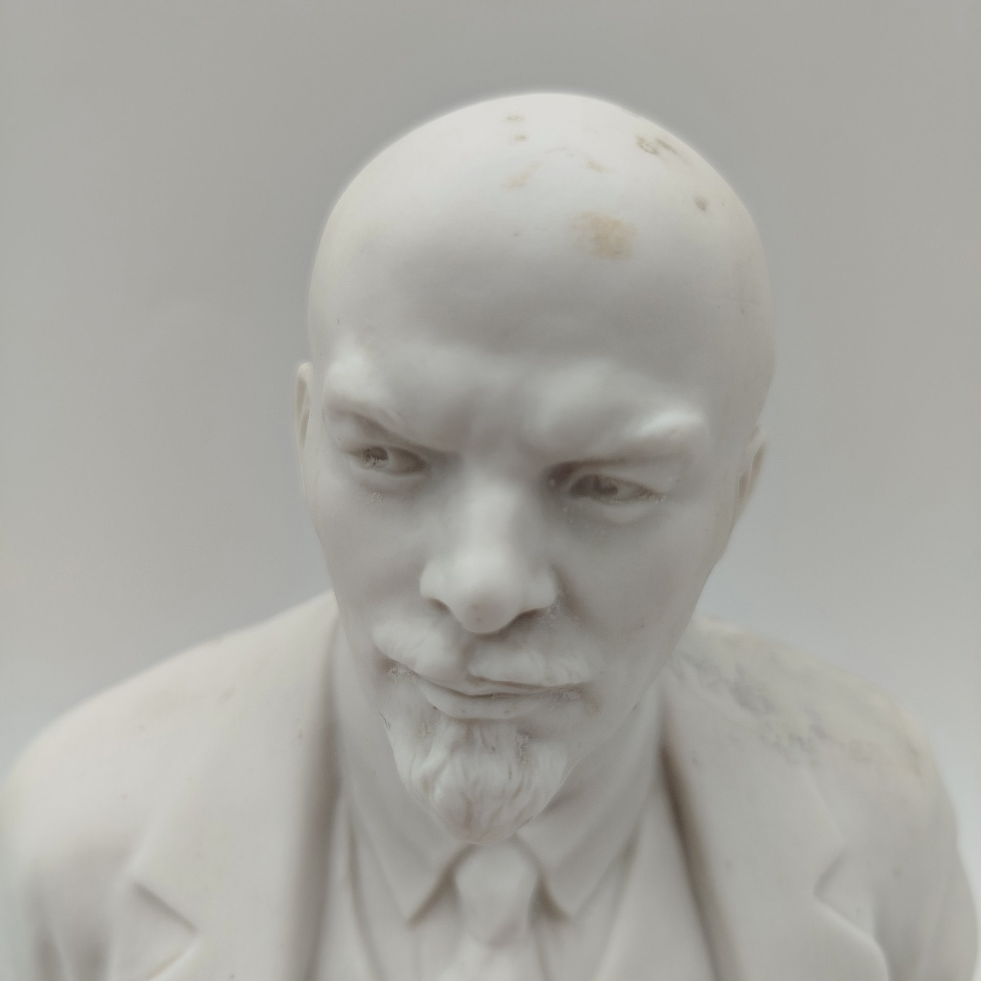 Бюст "Владимир Ильич Ленин", скульпторы Боголюбов В.Я., Ингал В.И., бисквит, Ленинградский фарфоровый завод (ЛФЗ), СССР, 1960-1970 гг.
