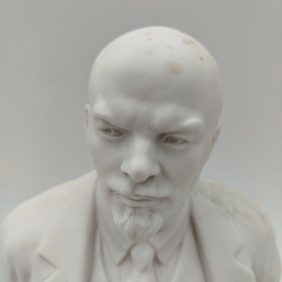 Бюст "Владимир Ильич Ленин", скульпторы Боголюбов В.Я., Ингал В.И.