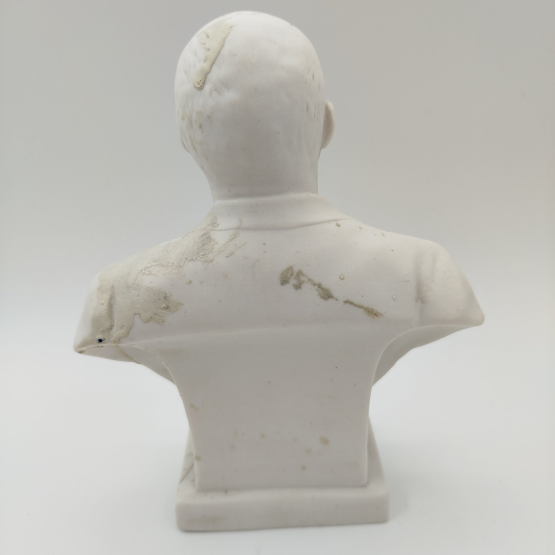 Бюст "Владимир Ильич Ленин", скульпторы Боголюбов В.Я., Ингал В.И., бисквит, Ленинградский фарфоровый завод (ЛФЗ), СССР, 1960-1970 гг.