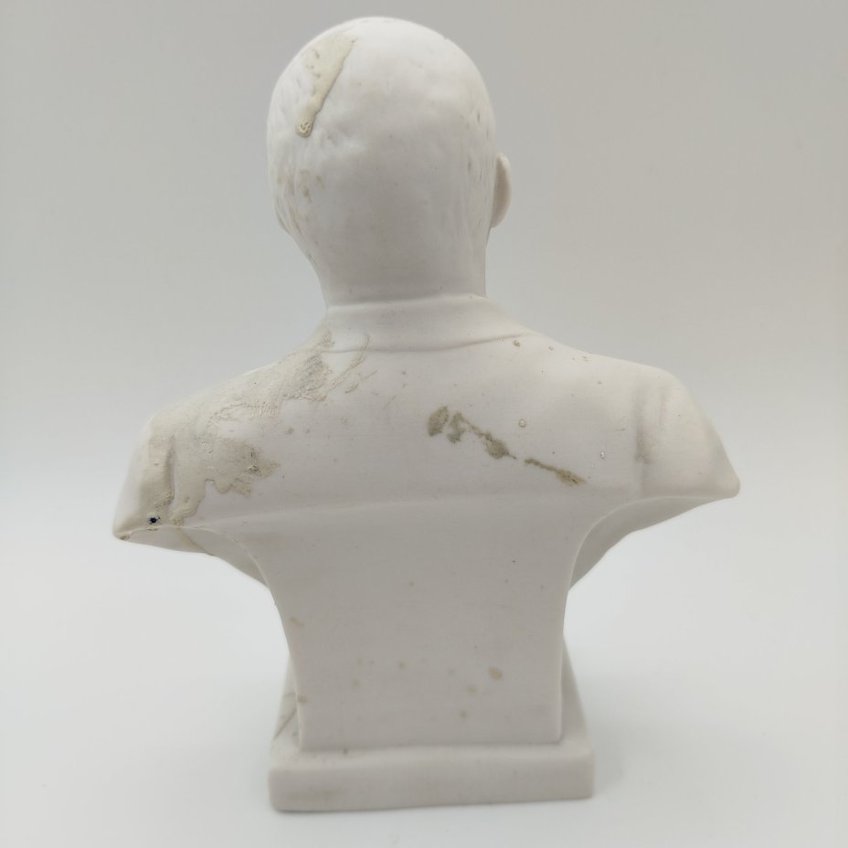 Бюст "Владимир Ильич Ленин", скульпторы Боголюбов В.Я., Ингал В.И.