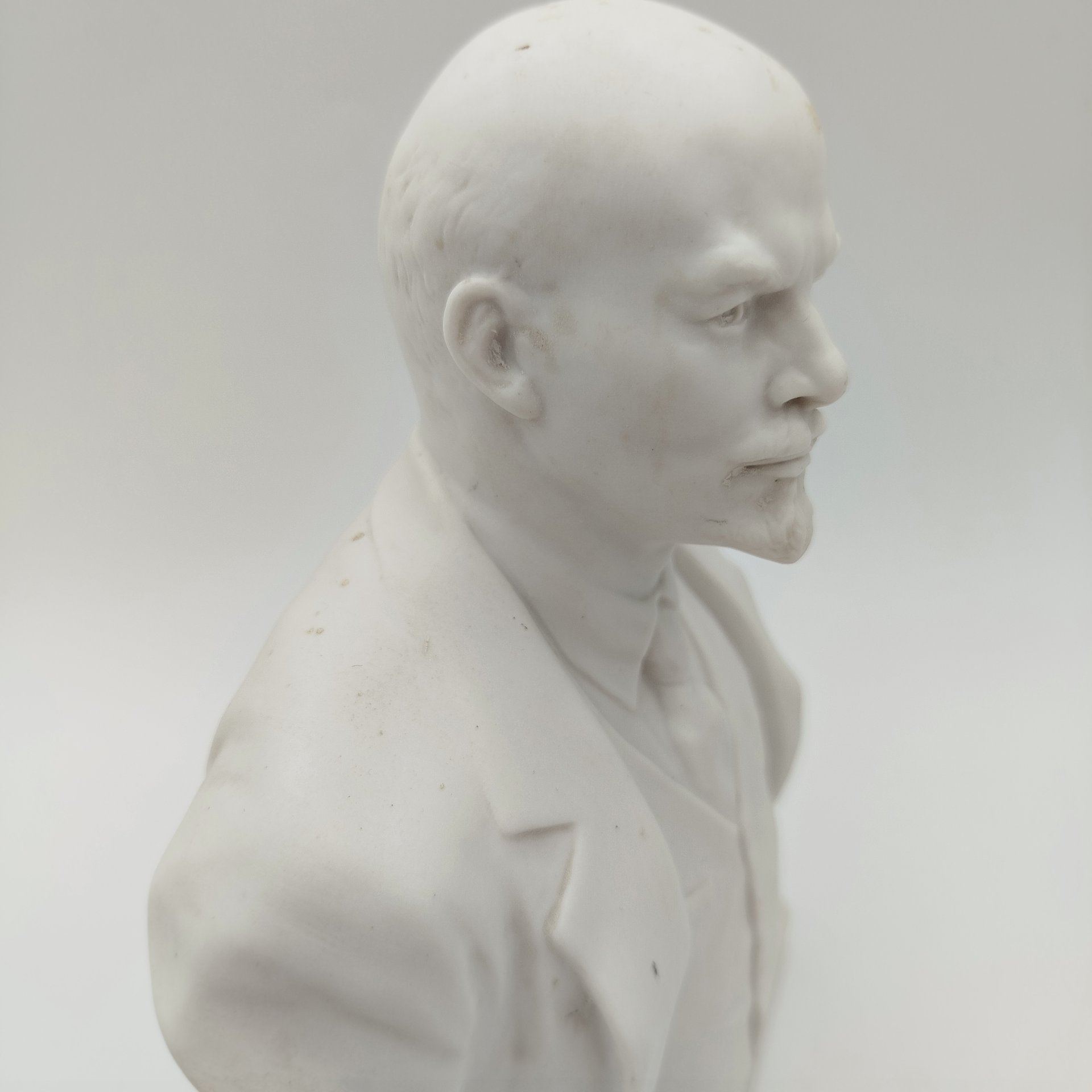 Бюст "Владимир Ильич Ленин", скульпторы Боголюбов В.Я., Ингал В.И., бисквит, Ленинградский фарфоровый завод (ЛФЗ), СССР, 1960-1970 гг.