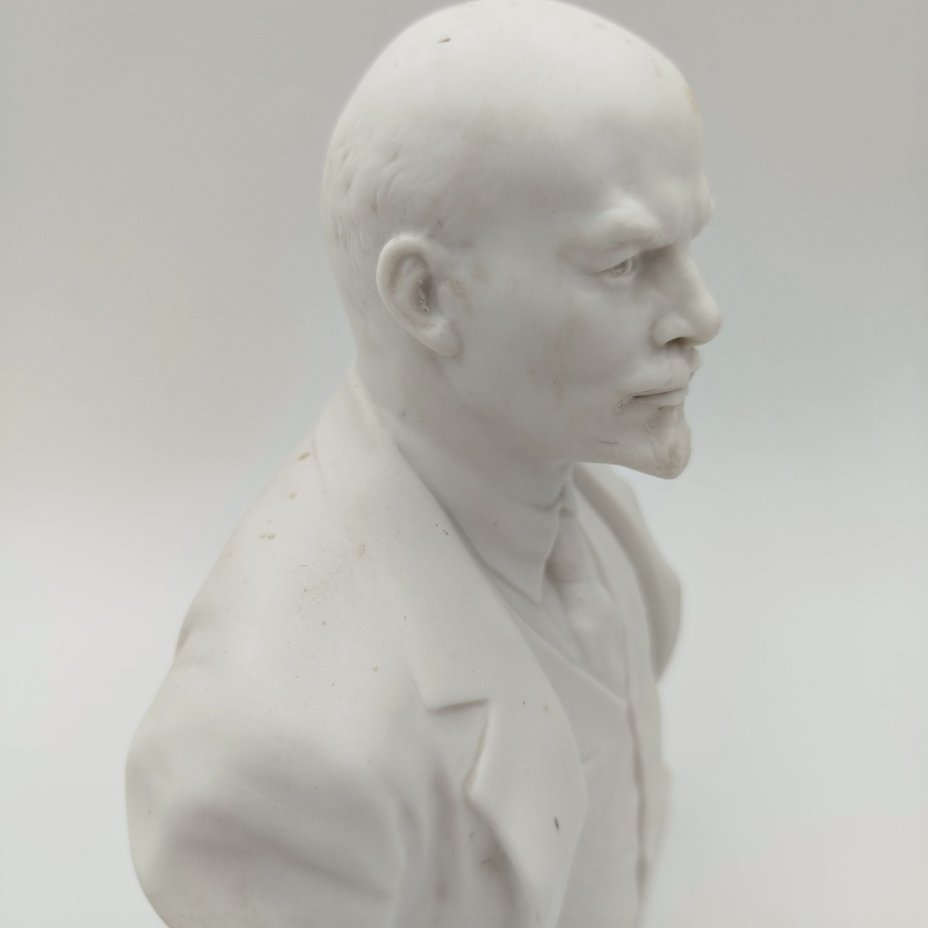 Бюст "Владимир Ильич Ленин", скульпторы Боголюбов В.Я., Ингал В.И.