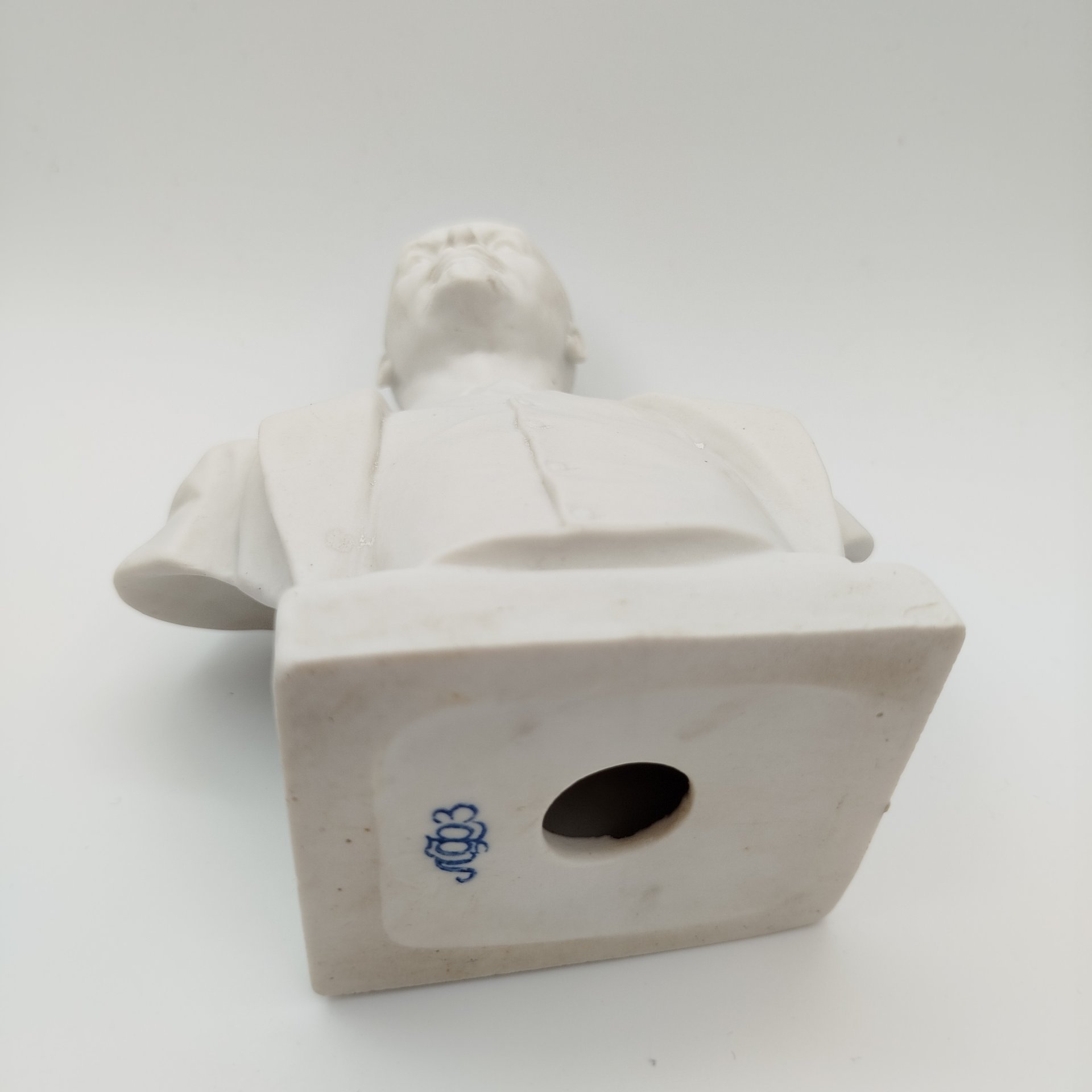 Бюст "Владимир Ильич Ленин", скульпторы Боголюбов В.Я., Ингал В.И., бисквит, Ленинградский фарфоровый завод (ЛФЗ), СССР, 1960-1970 гг.