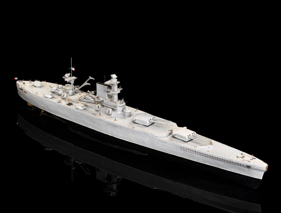 Модель французского линкора "Richelieu" в масштабе 1:234