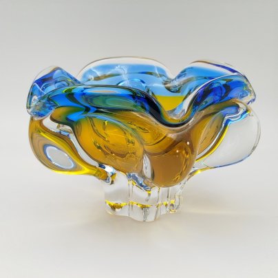 Ваза (пепельница), выполненная в форме бутона, цветное стекло, гутная техника, 1970-1990 гг.