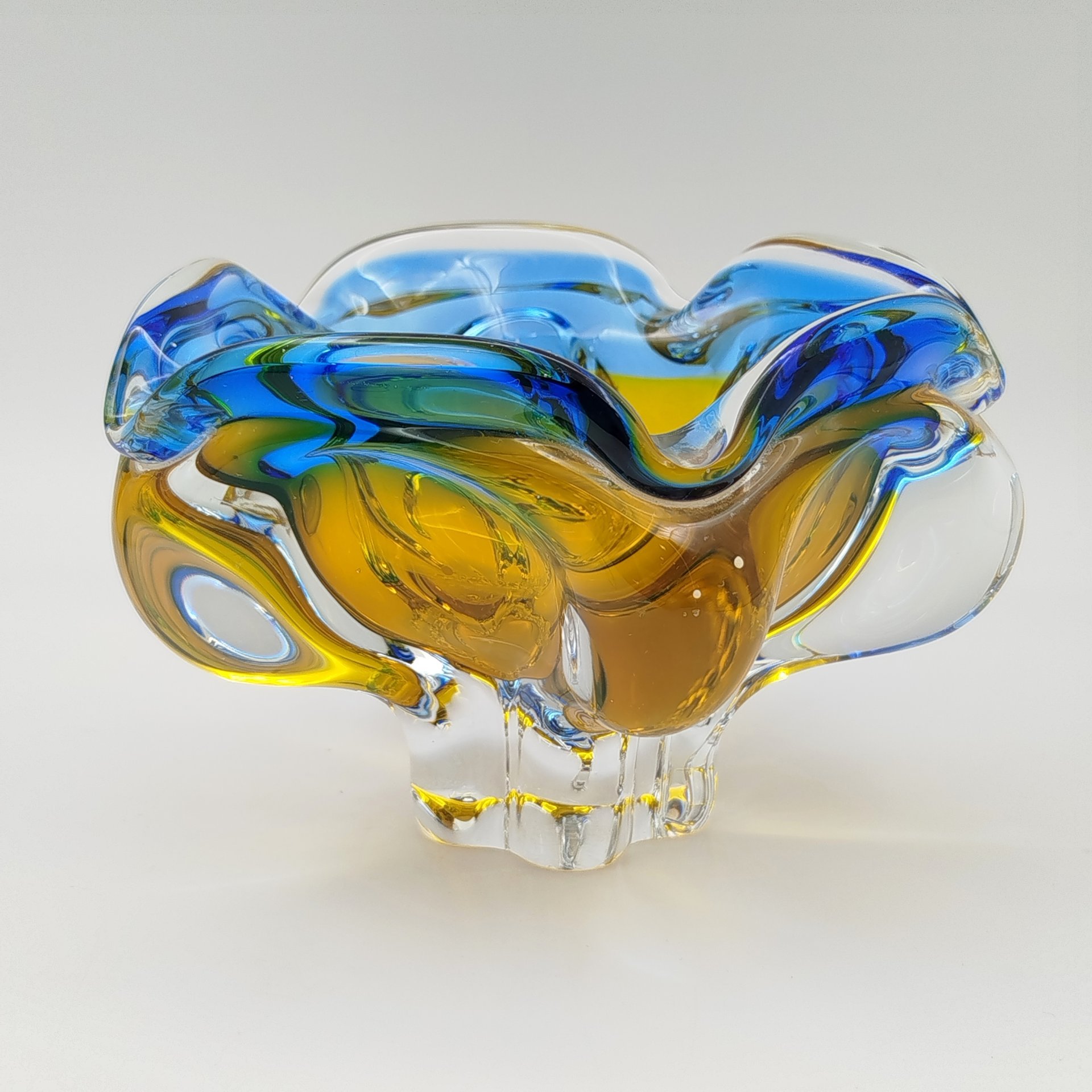 Ваза (пепельница), выполненная в форме бутона, цветное стекло, гутная техника, 1970-1990 гг.