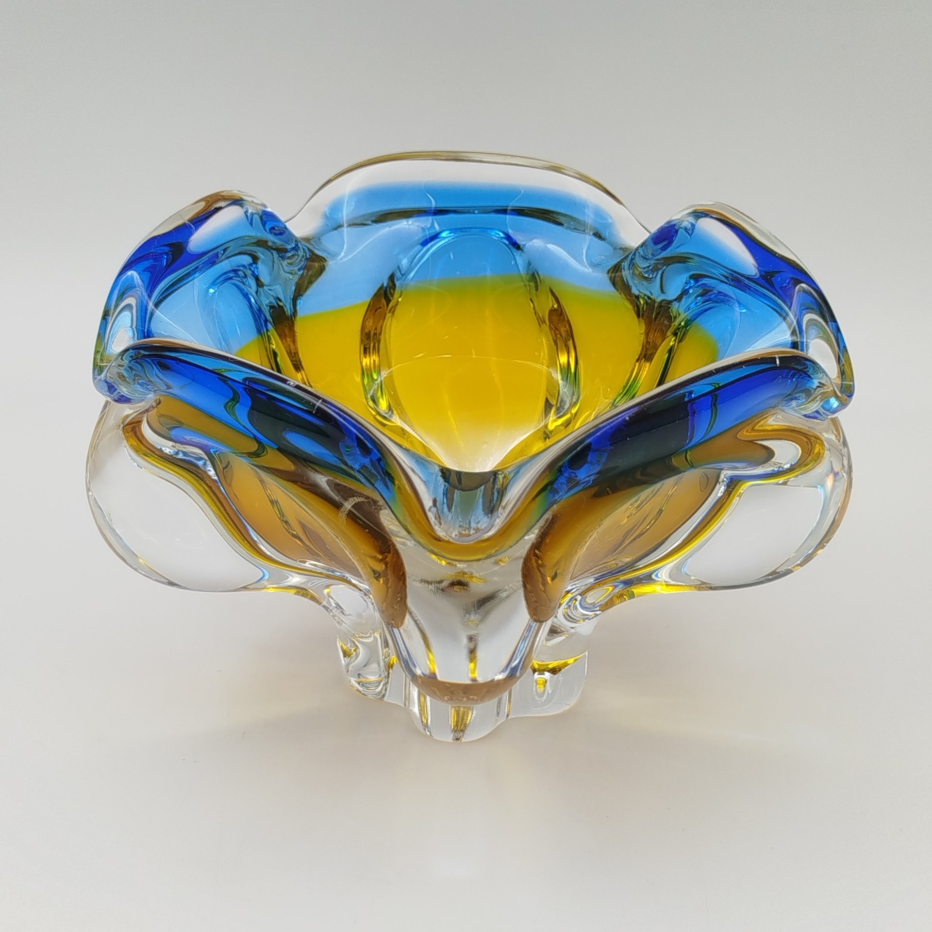 Ваза (пепельница), выполненная в форме бутона, цветное стекло, гутная техника, 1970-1990 гг.