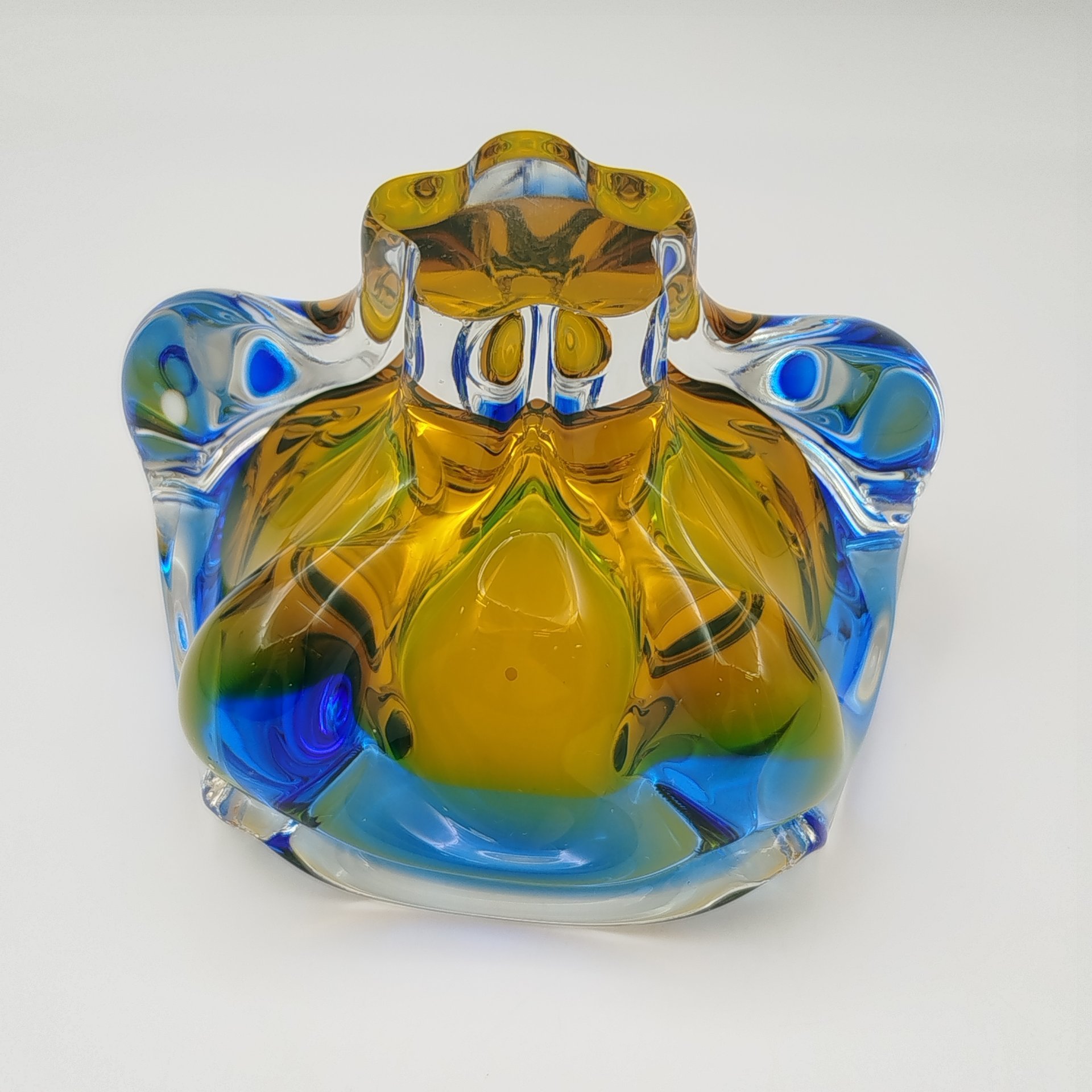 Ваза (пепельница), выполненная в форме бутона, цветное стекло, гутная техника, 1970-1990 гг.