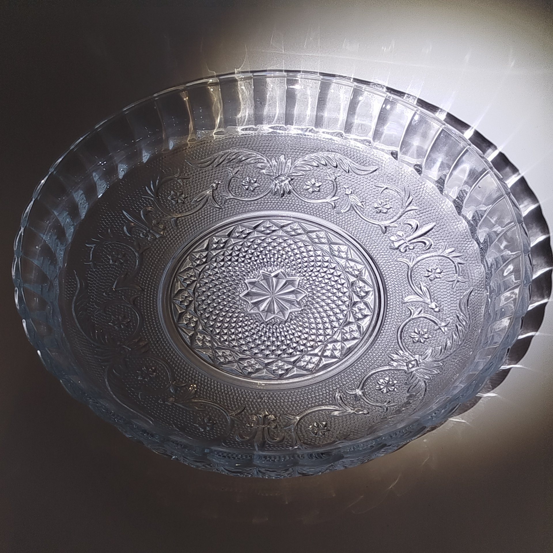 Ваза для сервировки (тортница) с высоким бортом и орнаментальным декором