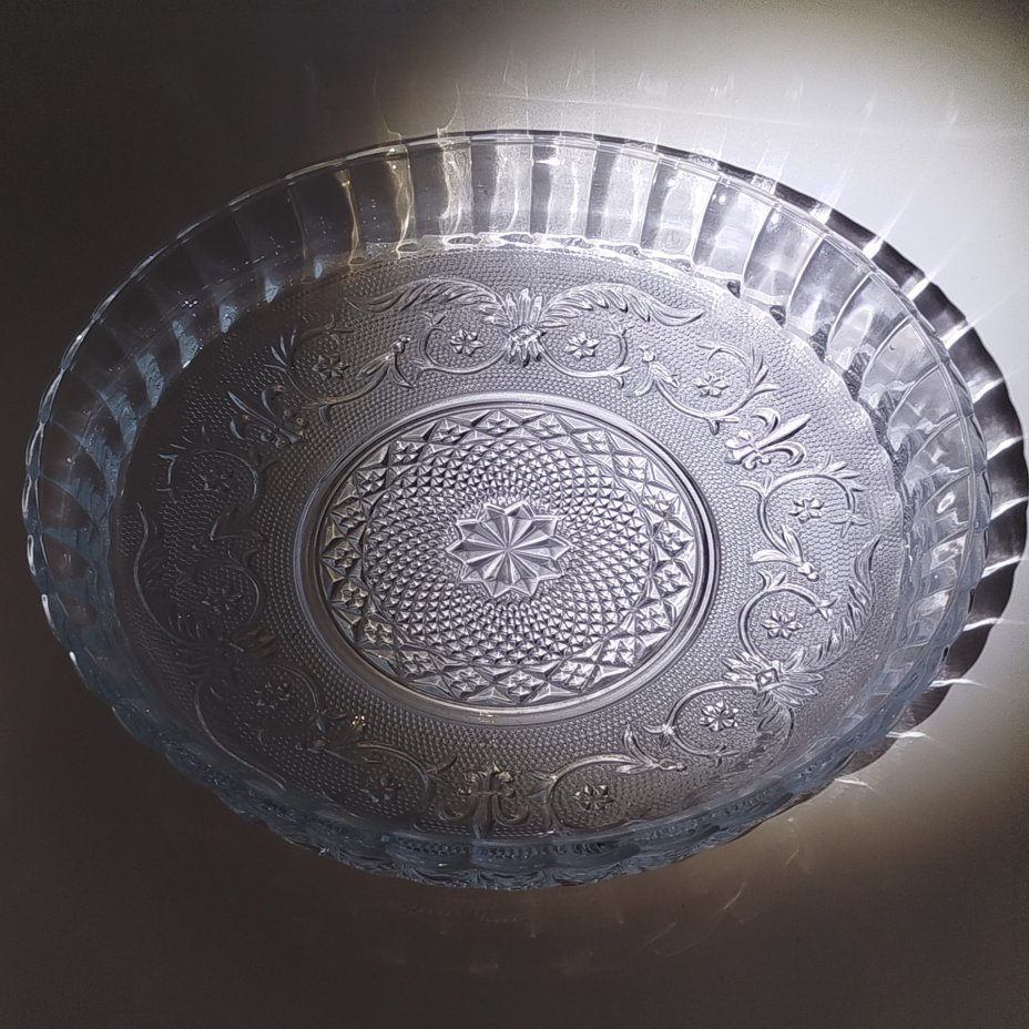 Ваза для сервировки (тортница) с высоким бортом и орнаментальным декором